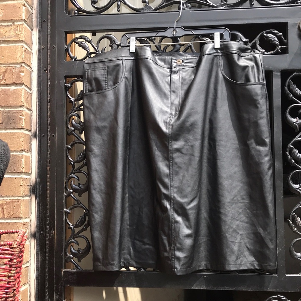 {$13 BUNDLED} DENIM & COMPANY Black Patent Leather Skirt with Split